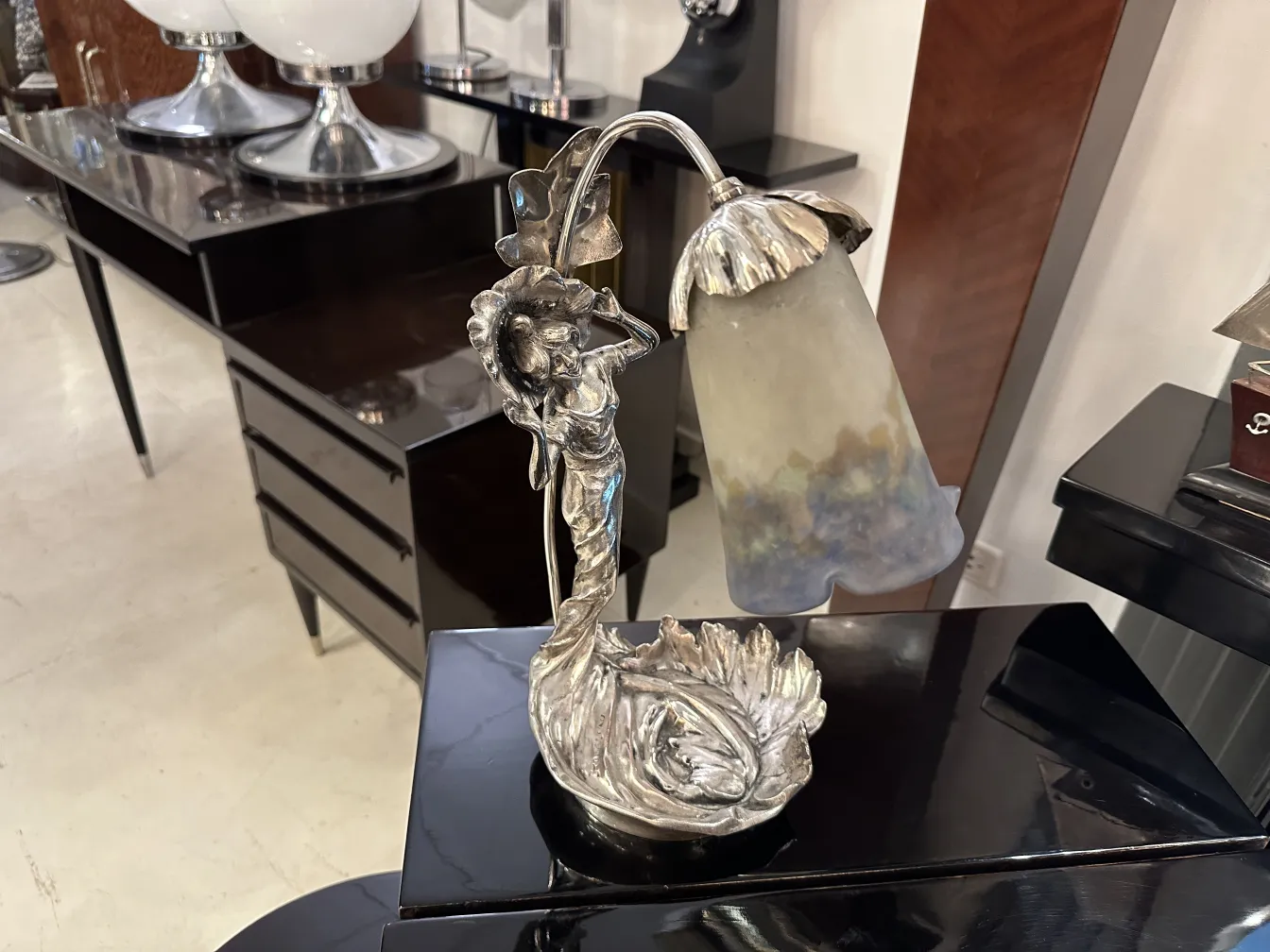 lampe de bureau ancienne avec une forme élégante de fleur