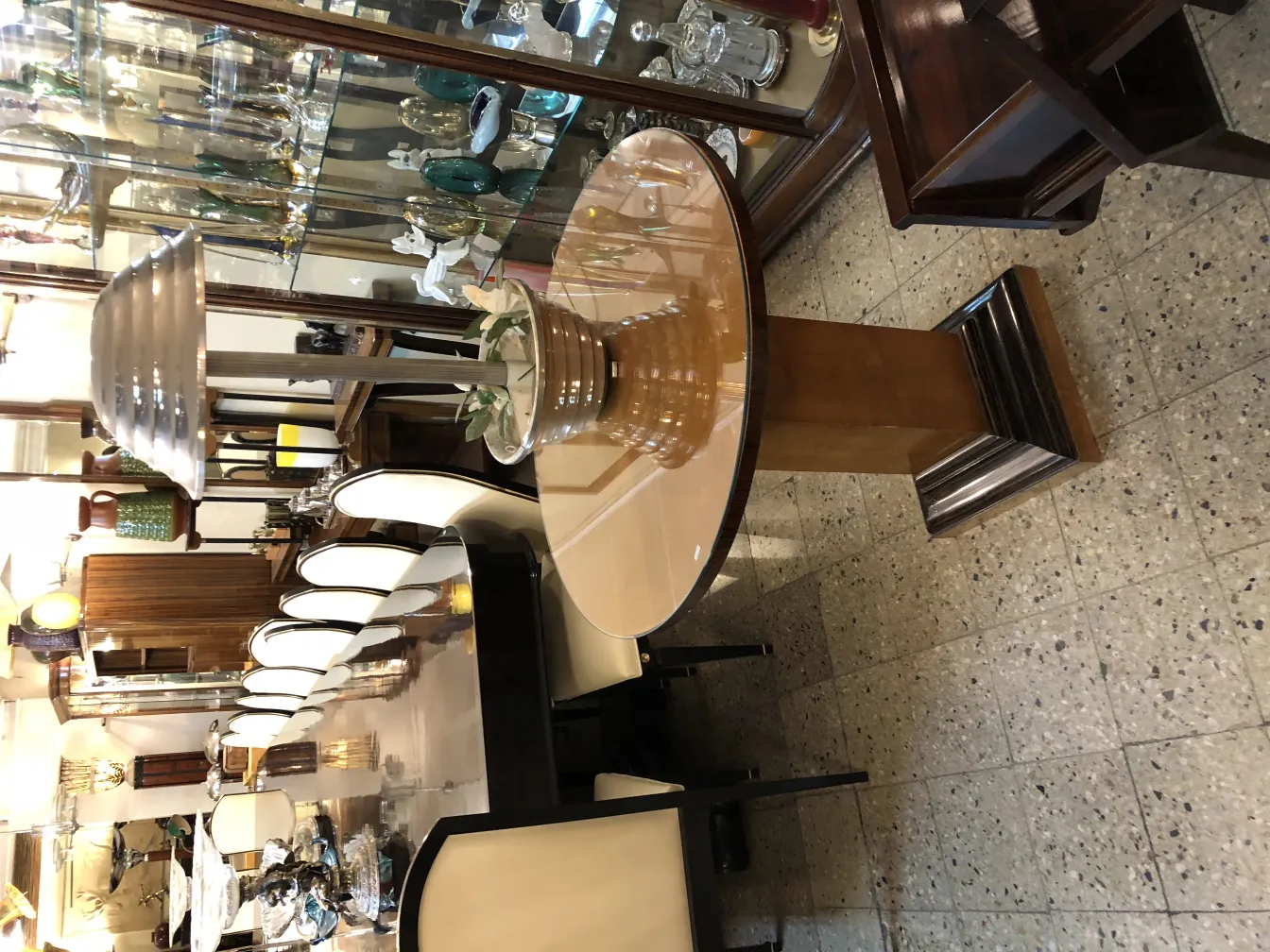 antiga luminária de mesa com design elegante, cercada por utensílios de jantar e decorações