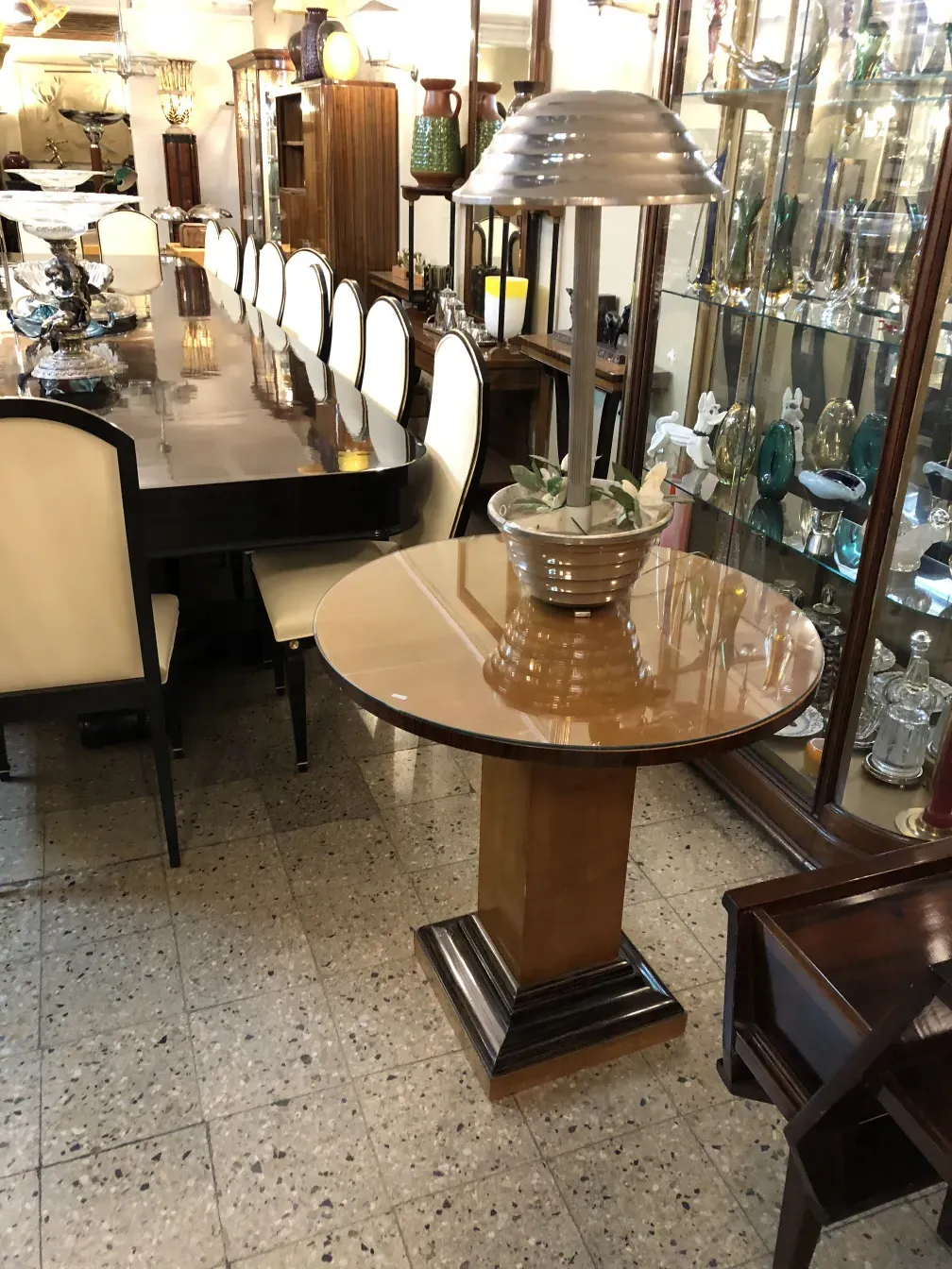 lampe de bureau ancienne dans un cadre raffiné