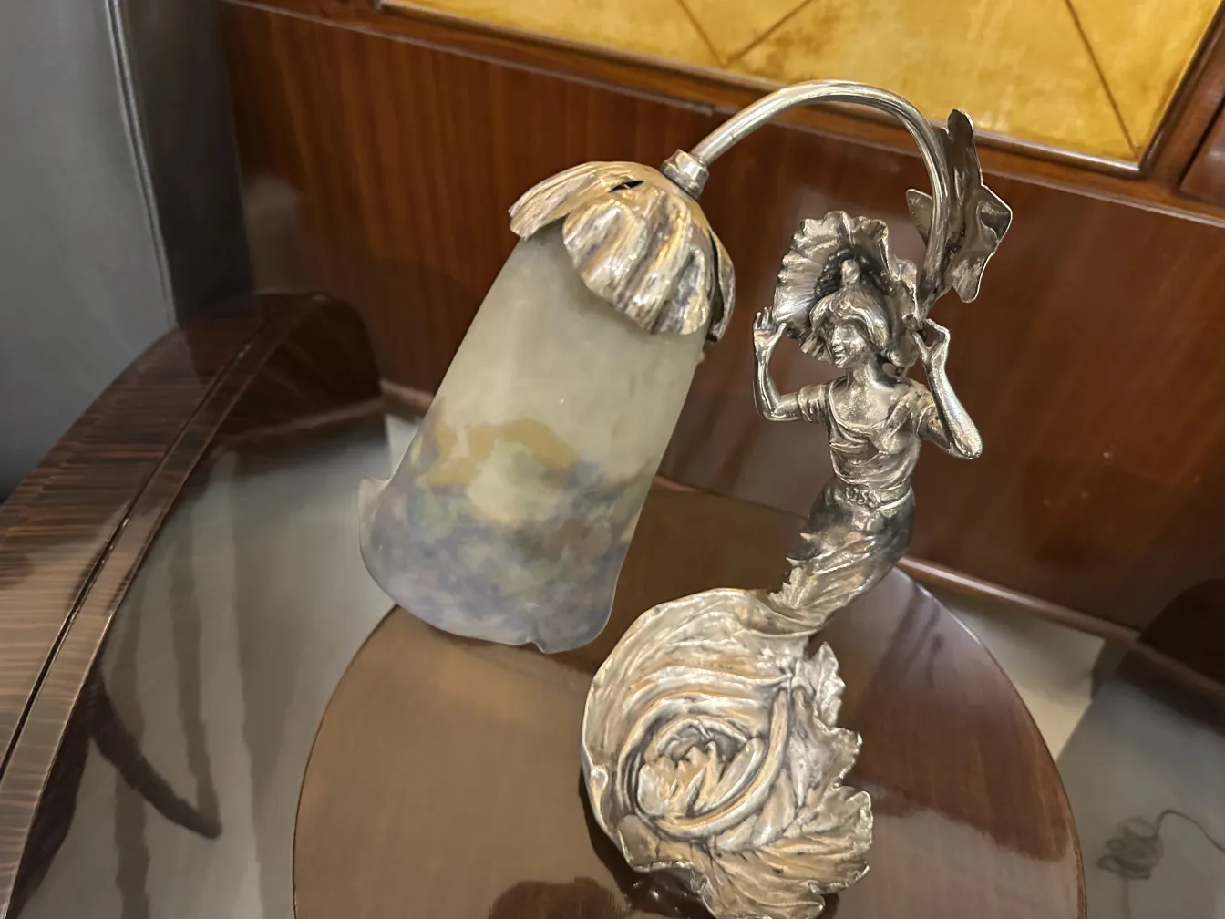 Lámpara de mesa antigua con base sculptural de mujer, elegante diseño.