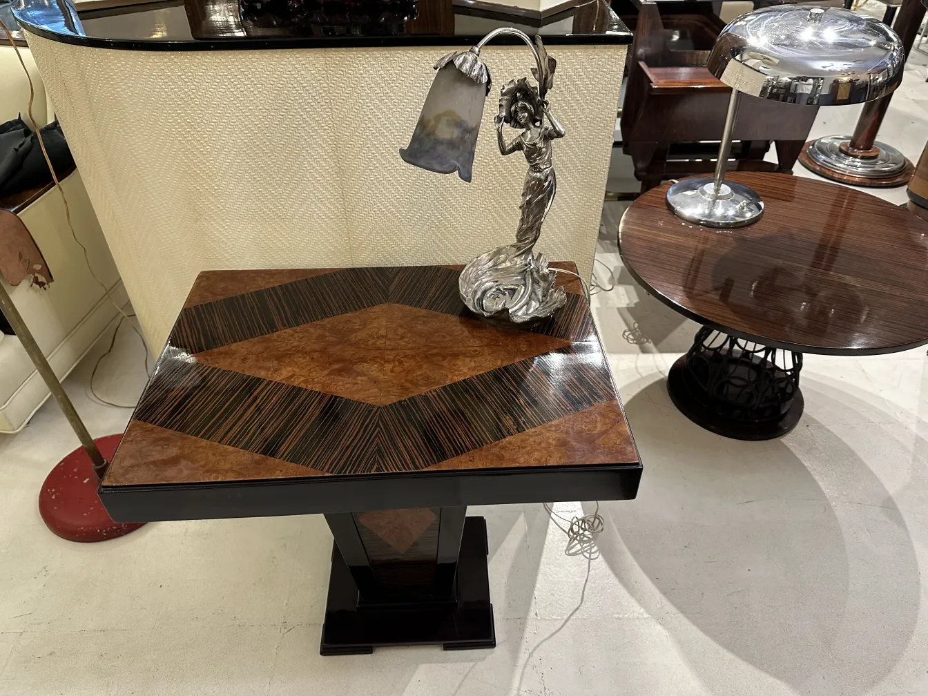 lampe de bureau antique avec figure dans un cadre élégant