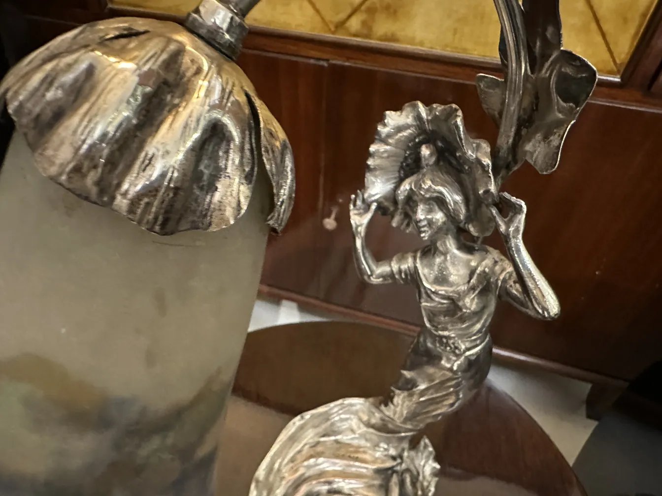 lampada da tavolo antica con donna che tiene un fiore