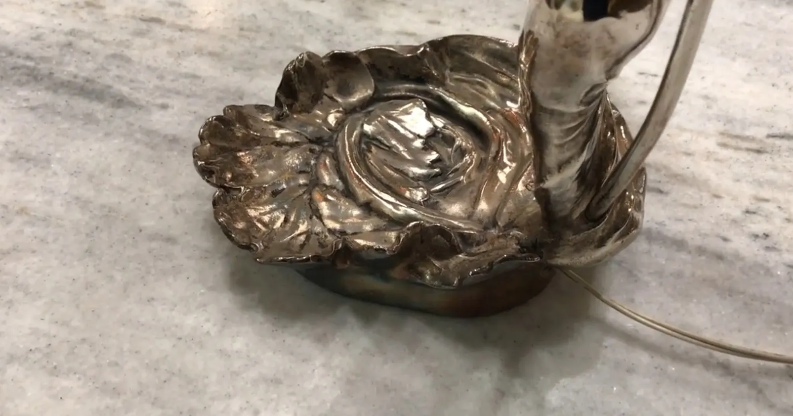 lampada da tavolo antica con base decorativa e design elegante