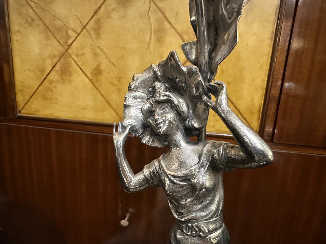 lampada da tavolo antica con figura stilizzata e dettagli decorativi