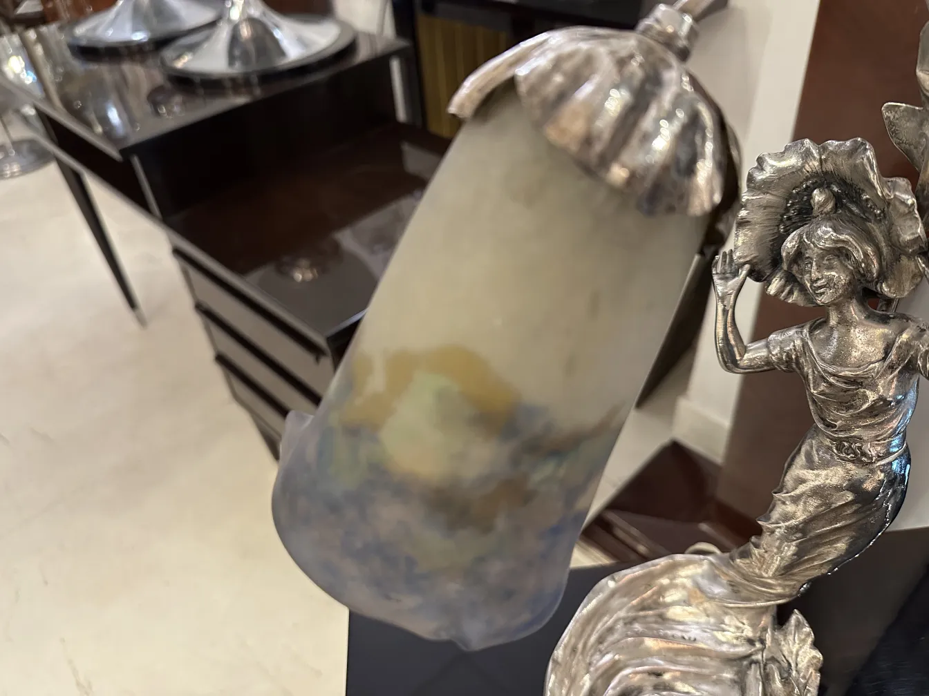 Antike Tischlampe mit skulpturalem Design und buntem Schirm