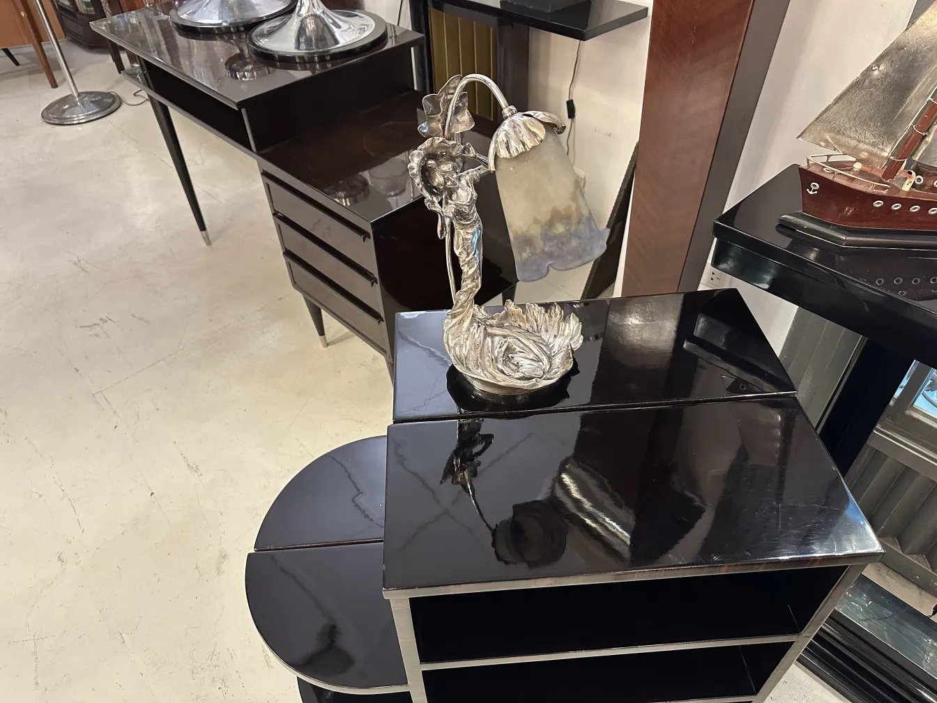 Luminária de mesa antiga com design floral e iluminação ambiente