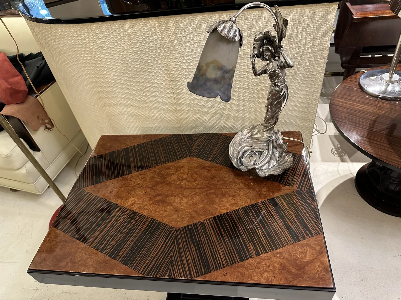 lampe de bureau ancienne avec figure féminine et abat-jour décoratif