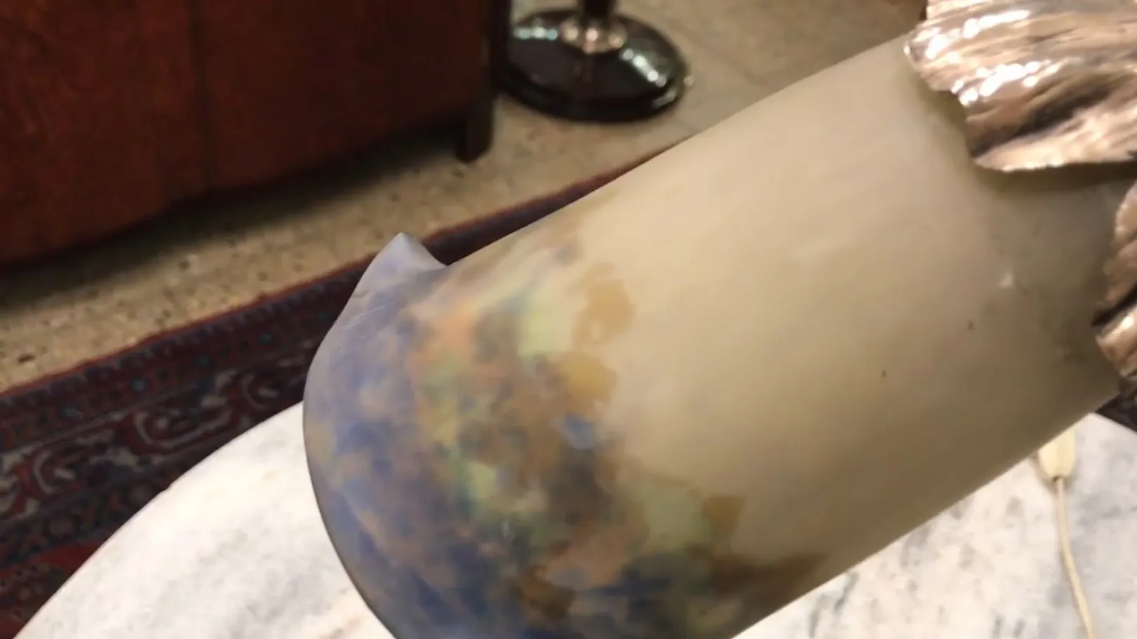 antike Tischlampe mit sanften Tönen und bunten Details, gemütliche Atmosphäre