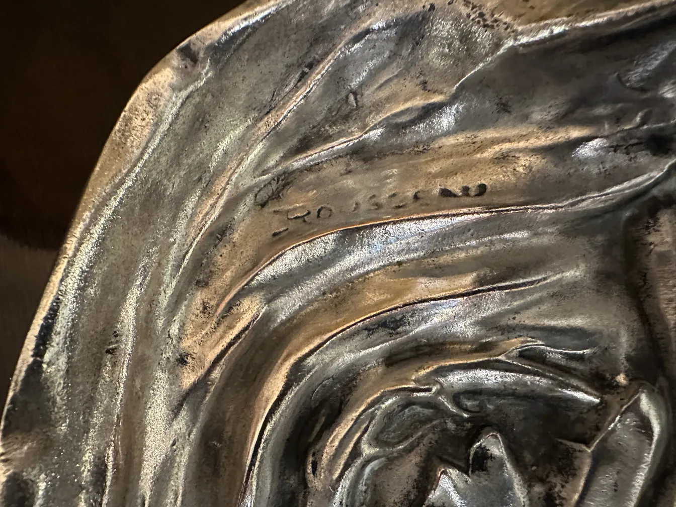 Lampe de bureau antique avec des détails intriqués et une apparence élégante dans un cadre neutre.