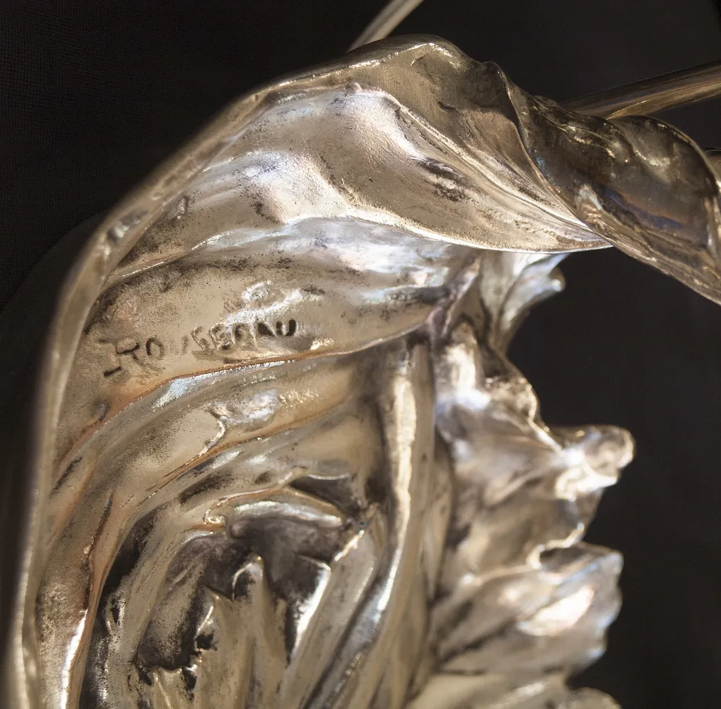 lampada da tavolo antica con finitura lucida e dettagli