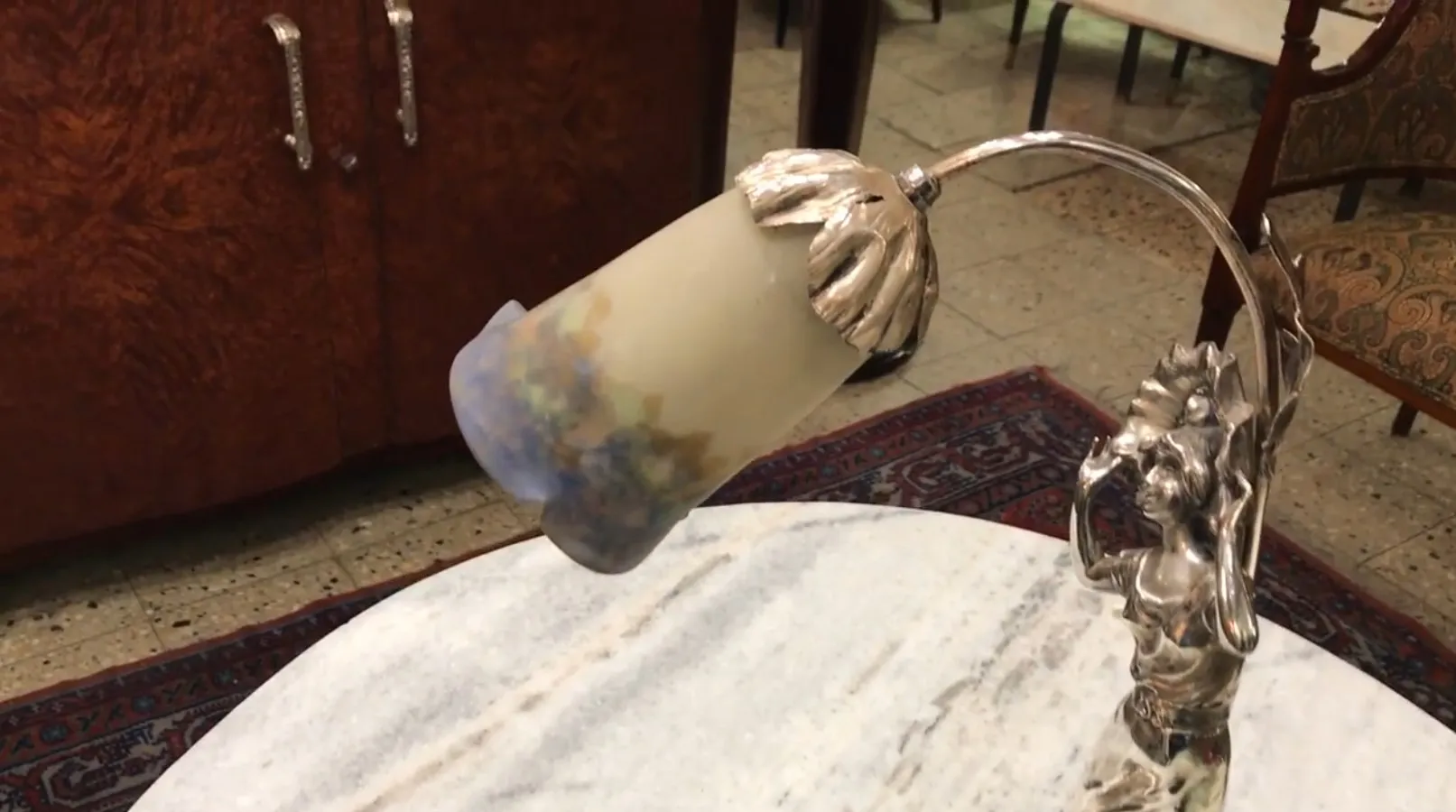 schöne antique tischlampe mit eleganten farbenfrohen details auf einem marmortisch