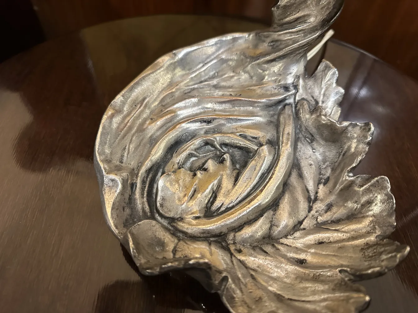 古董台灯，叶子形状的装饰细节，温馨的气氛