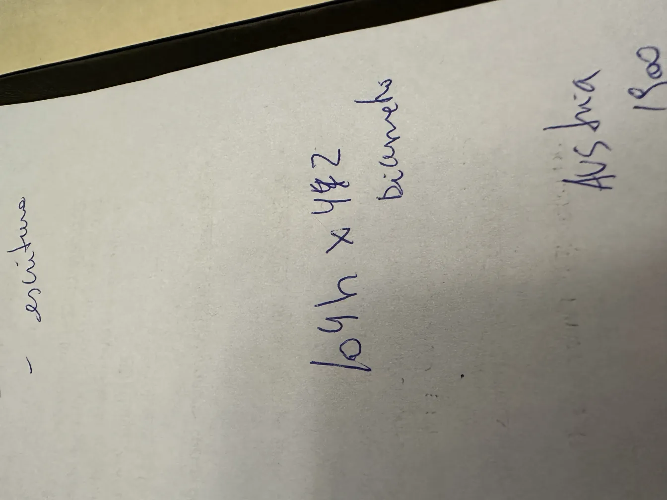 Antike Tischlampe mit sichtbarem Text auf Papier