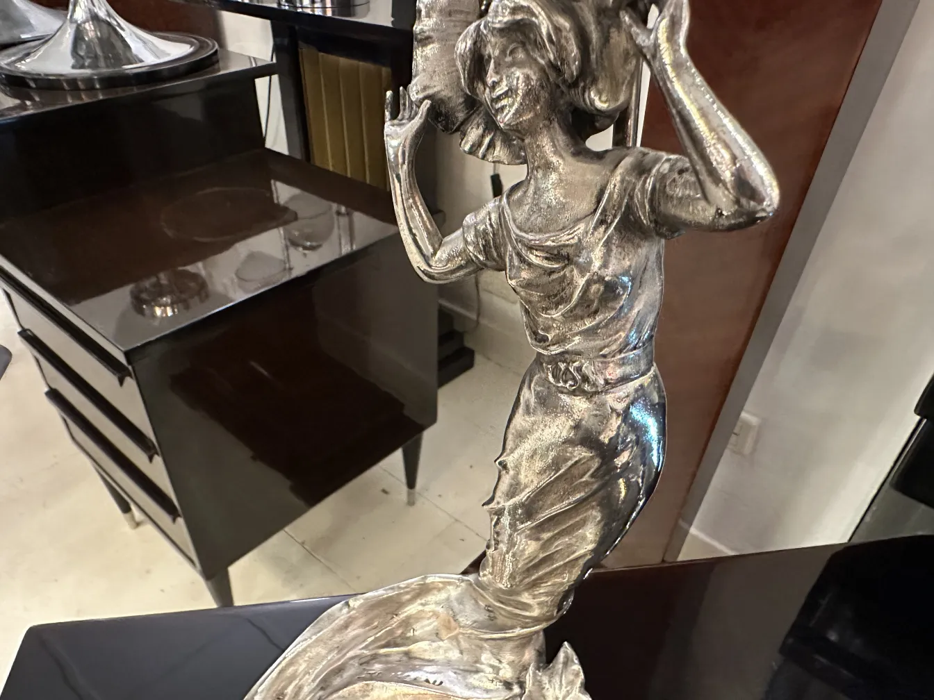 luminária de mesa antiga com figura elegante