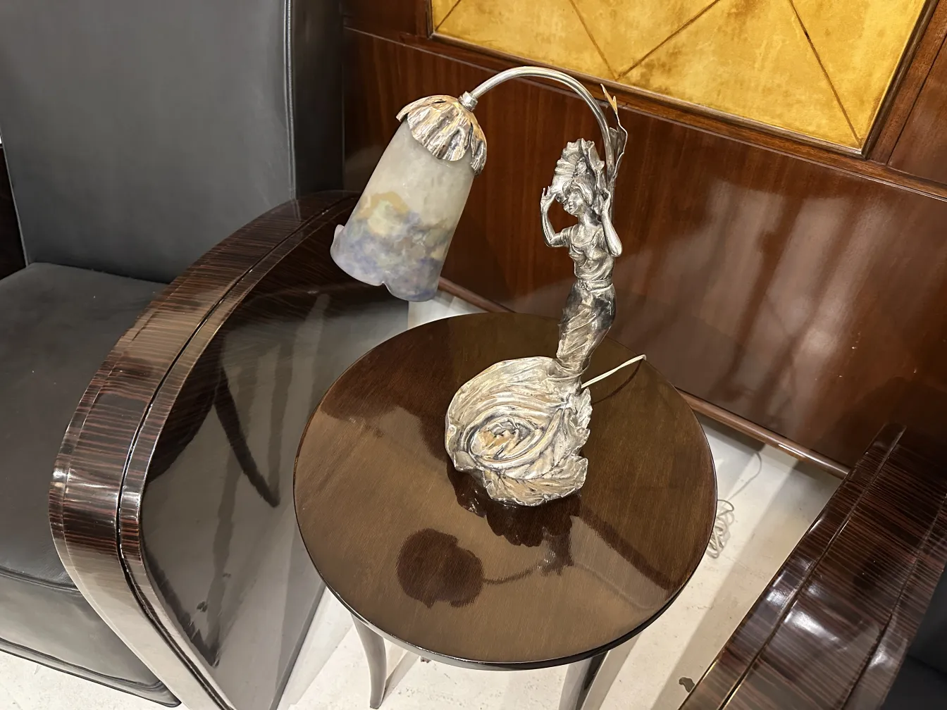 오래된 테이블 램프, 테이블 위에 있는 독특한 장식 피규어와 함께