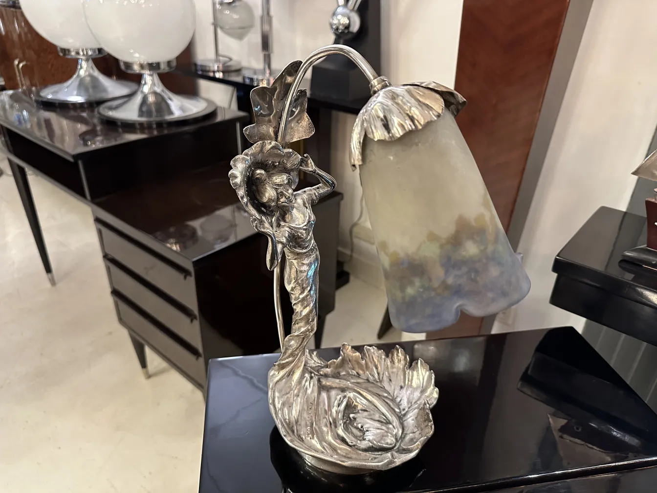 lampara de mesa antigua con base en forma de figura humana y cristal decorativo