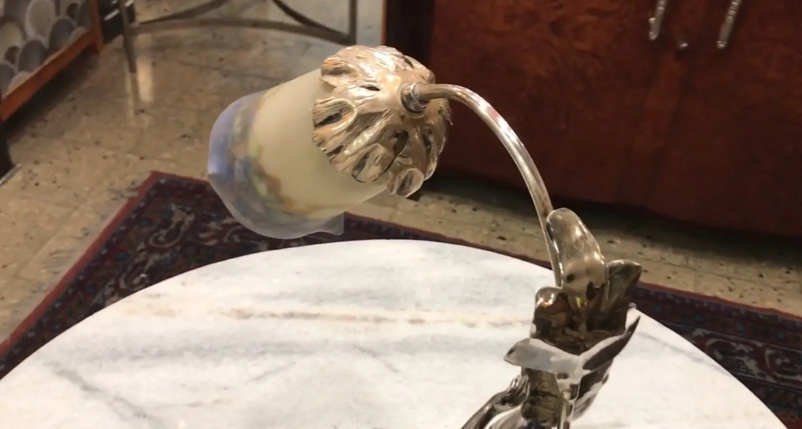 lampada da tavolo antica con design elegante, sfondo di tappeto