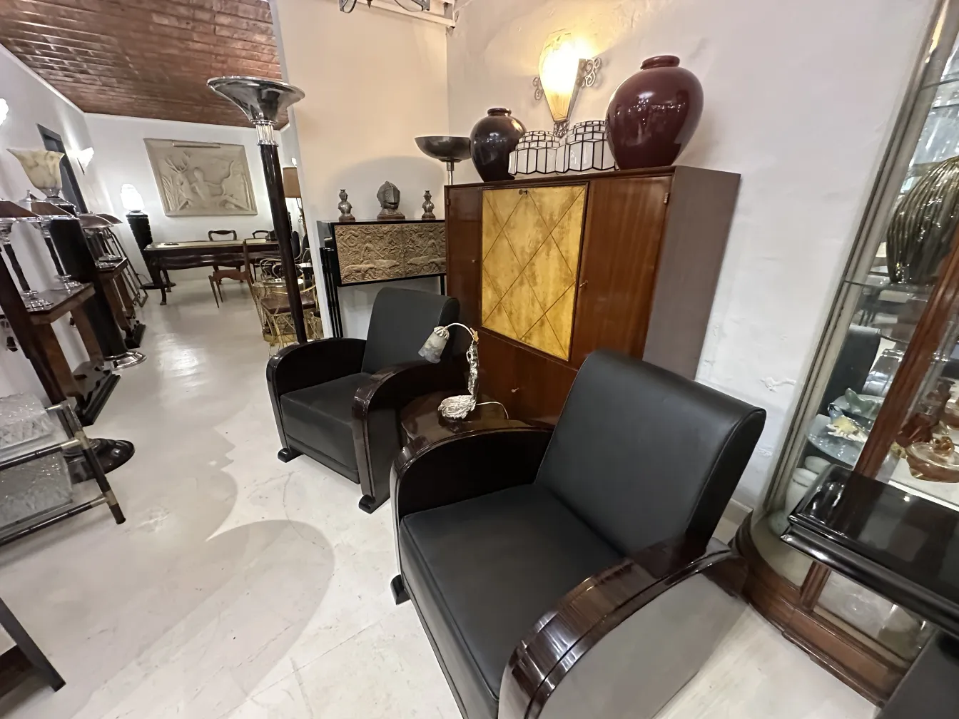 lampada da tavolo antica con design attraente in una stanza con altri mobili eleganti