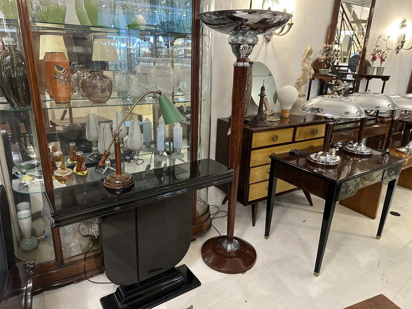 古い緑色のテーブルランプ、木製の基盤、古美術展示の中。