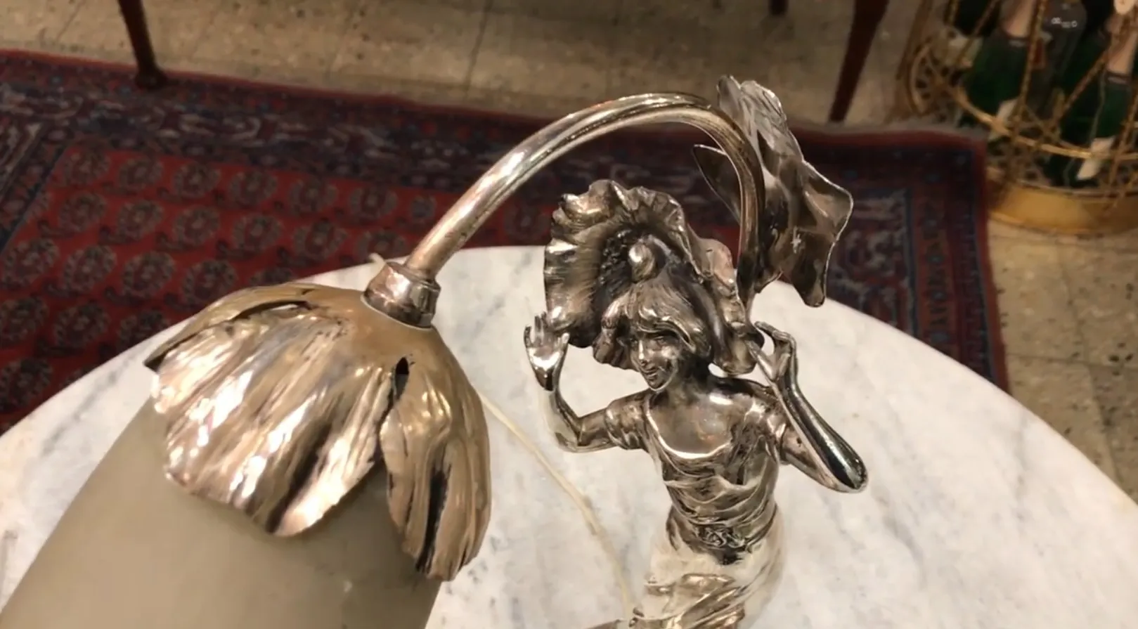 antike Tischlampe in einem klassischen Stil mit weiblicher Figur