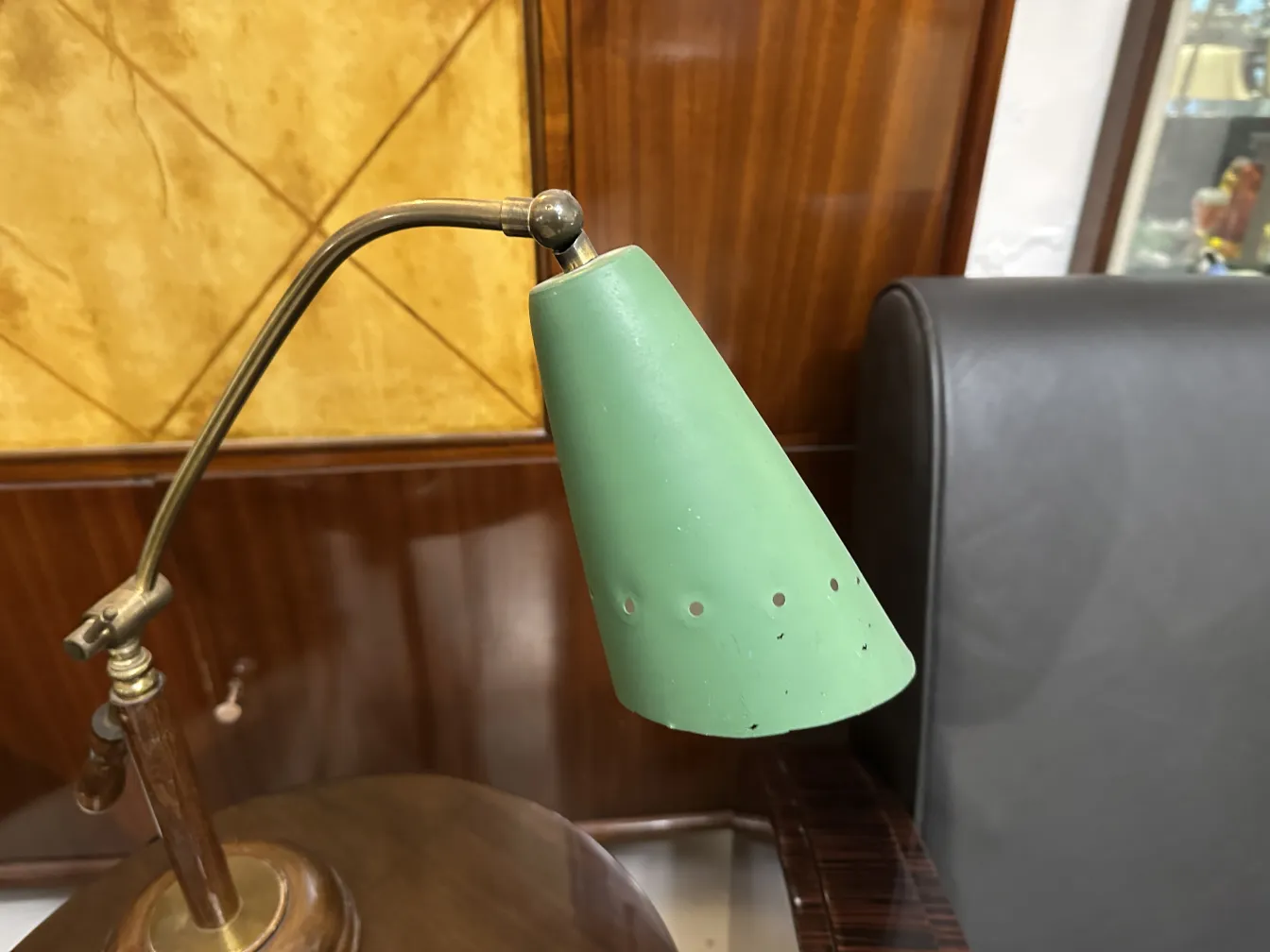 lampada da tavolo antica con paralume verde in un ambiente classico