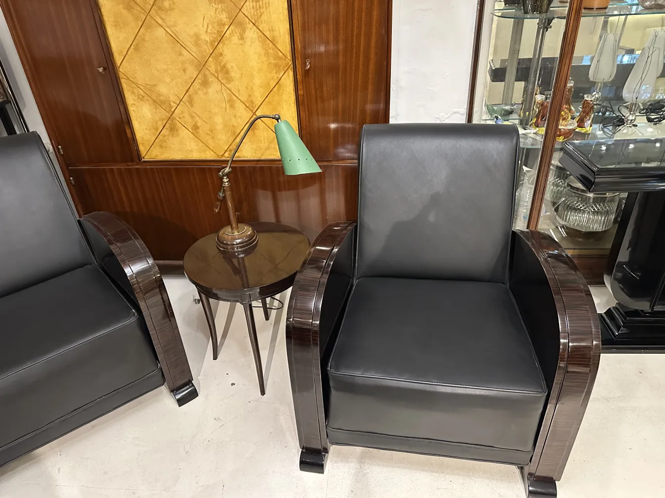 lampe de bureau ancienne avec écran vert, table d'appoint élégante en arrière-plan