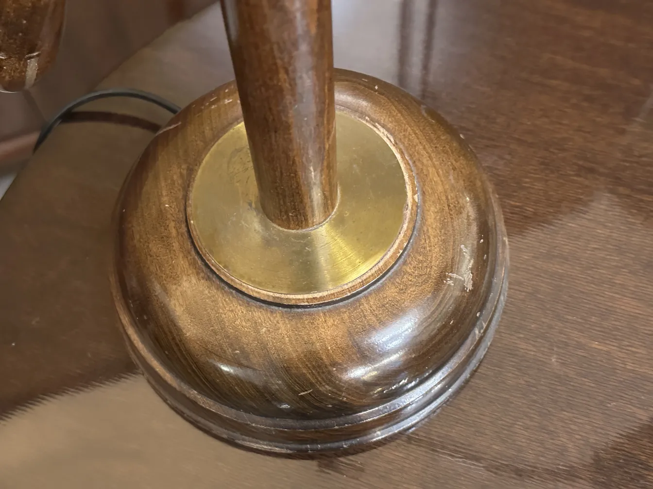 lampara de mesa antigua con base redonda y detalles