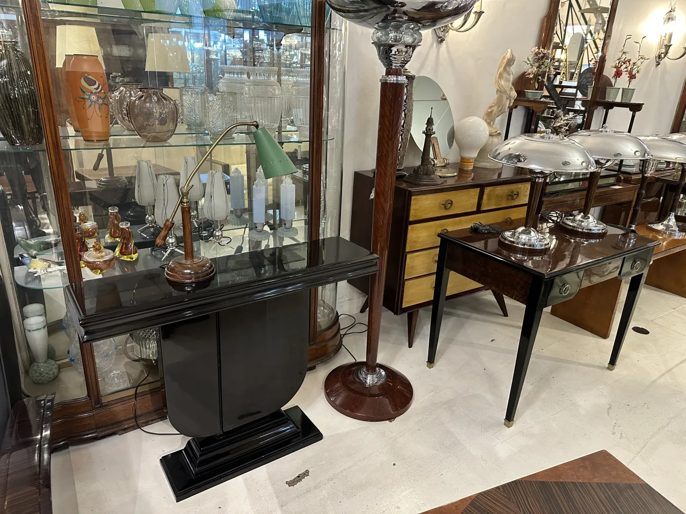 Lampara de mesa antigua con base de madera y pantalla verde