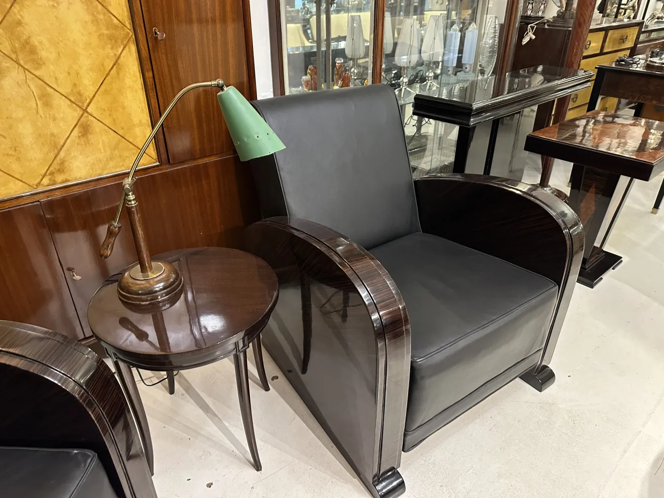 Lampe de bureau ancienne verte avec une base ronde et un abat-jour réglable.