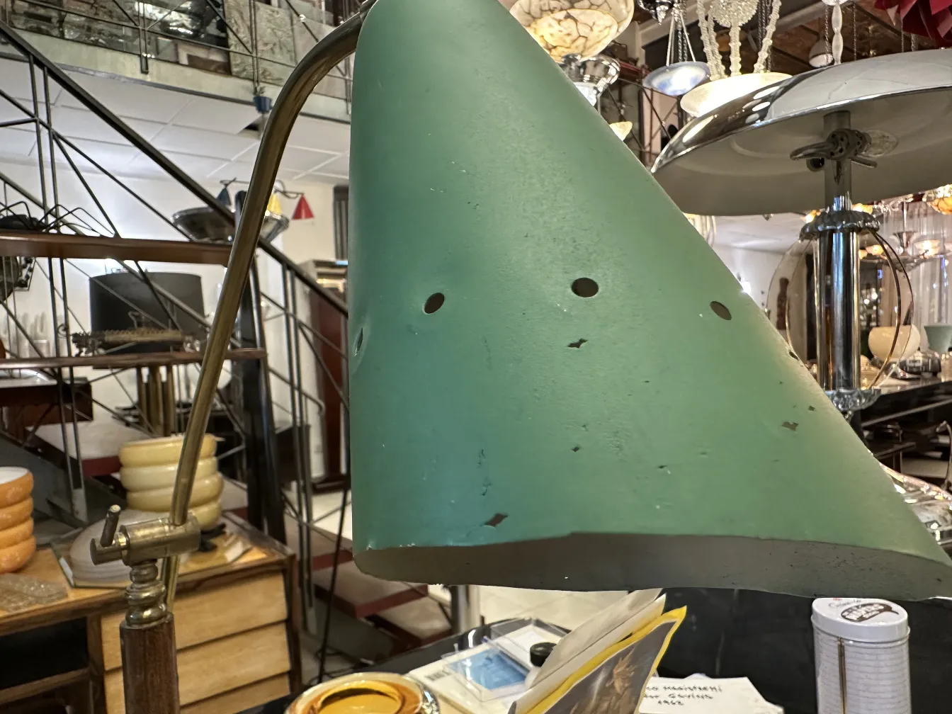 lampada da tavolo antica con paralume verde in ambiente vintage