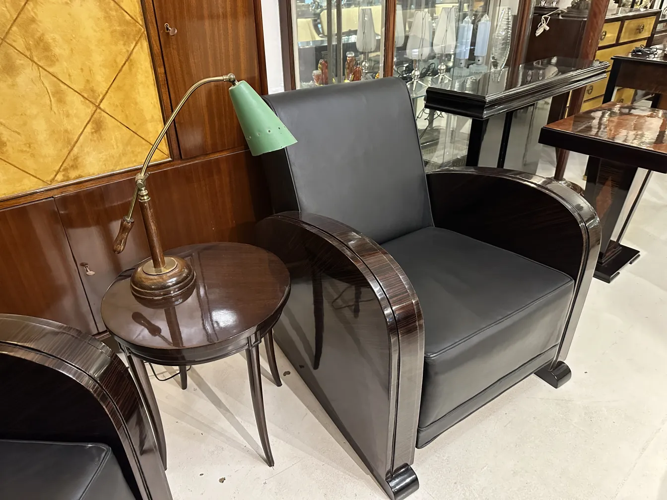 lampe de bureau ancienne au design élégant avec abat-jour vert dans un cadre accueillant