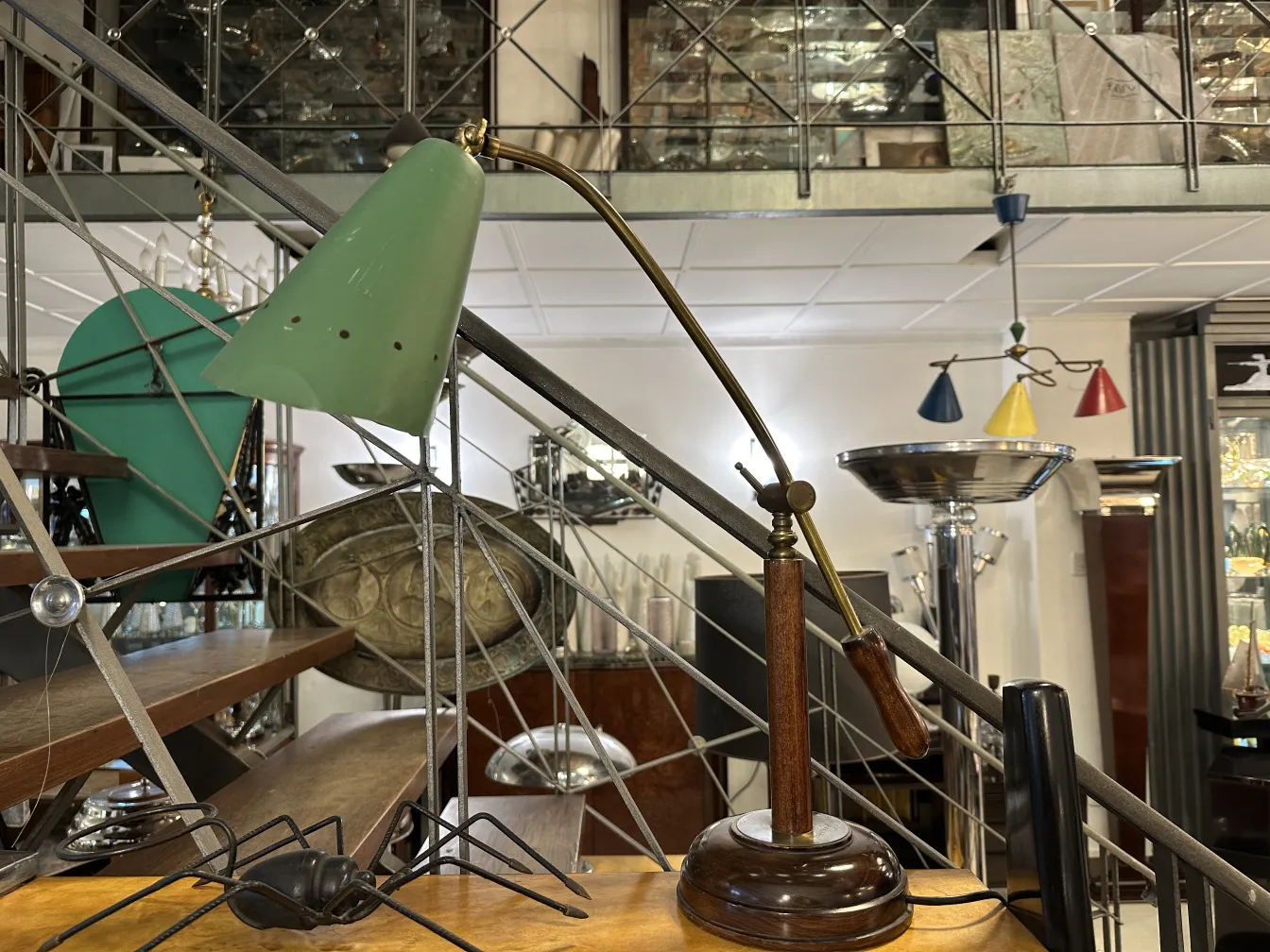 오래된 녹색 테이블 램프와 나무 받침대가 있는 고전적인 환경.