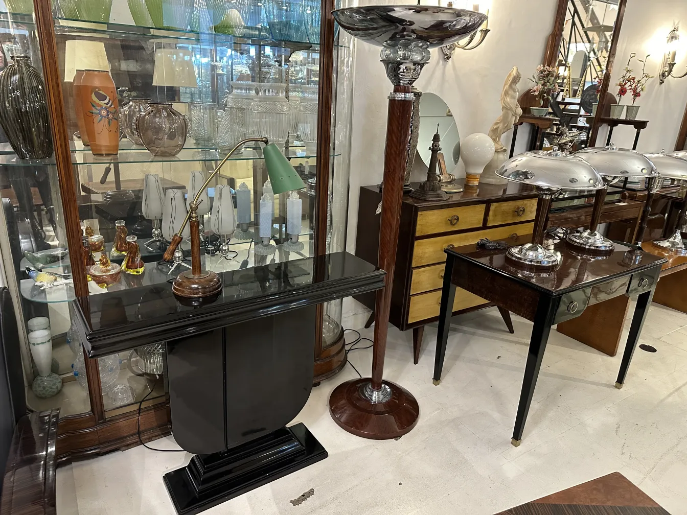 lampara de mesa antigua con base y luz verde en un entorno decorativo