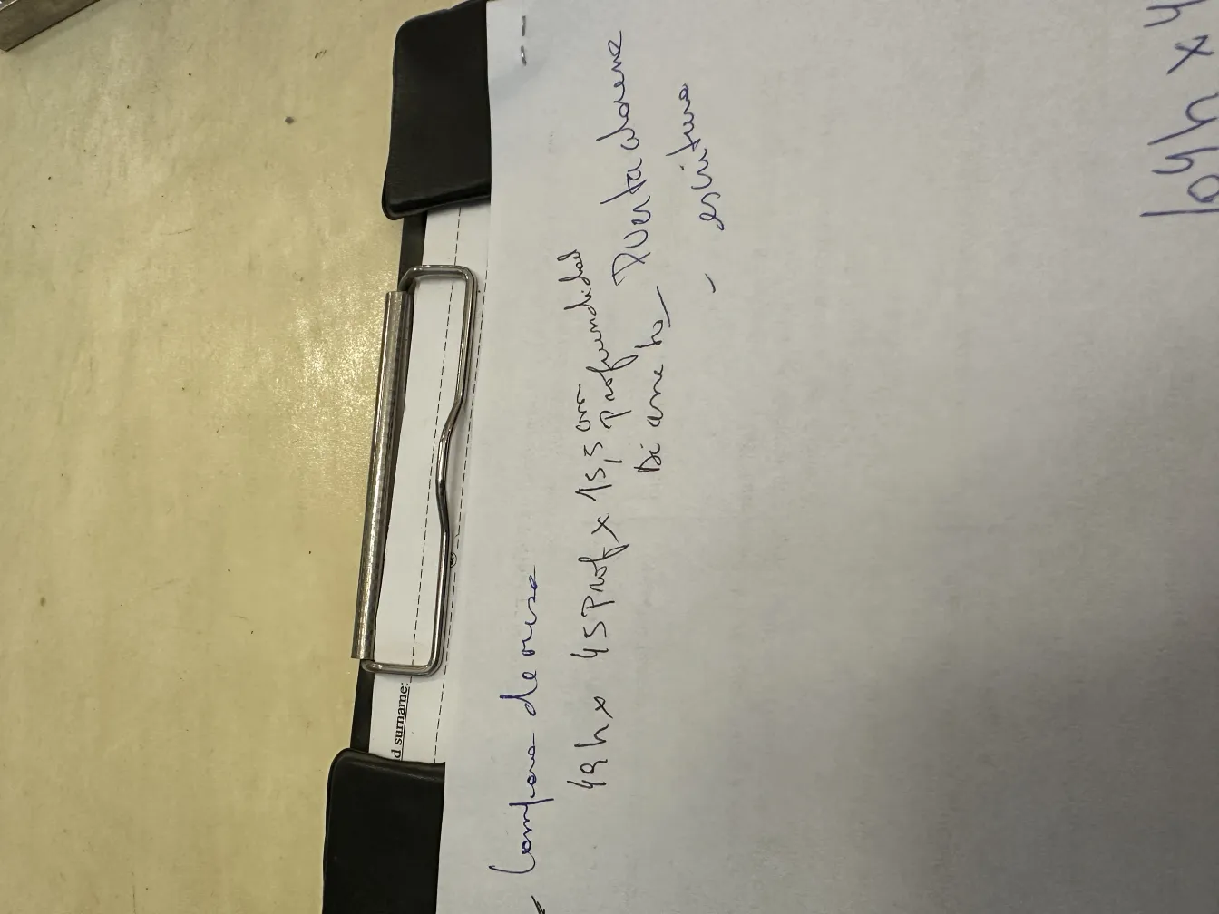 lampe de bureau ancienne et élégante sur une surface claire