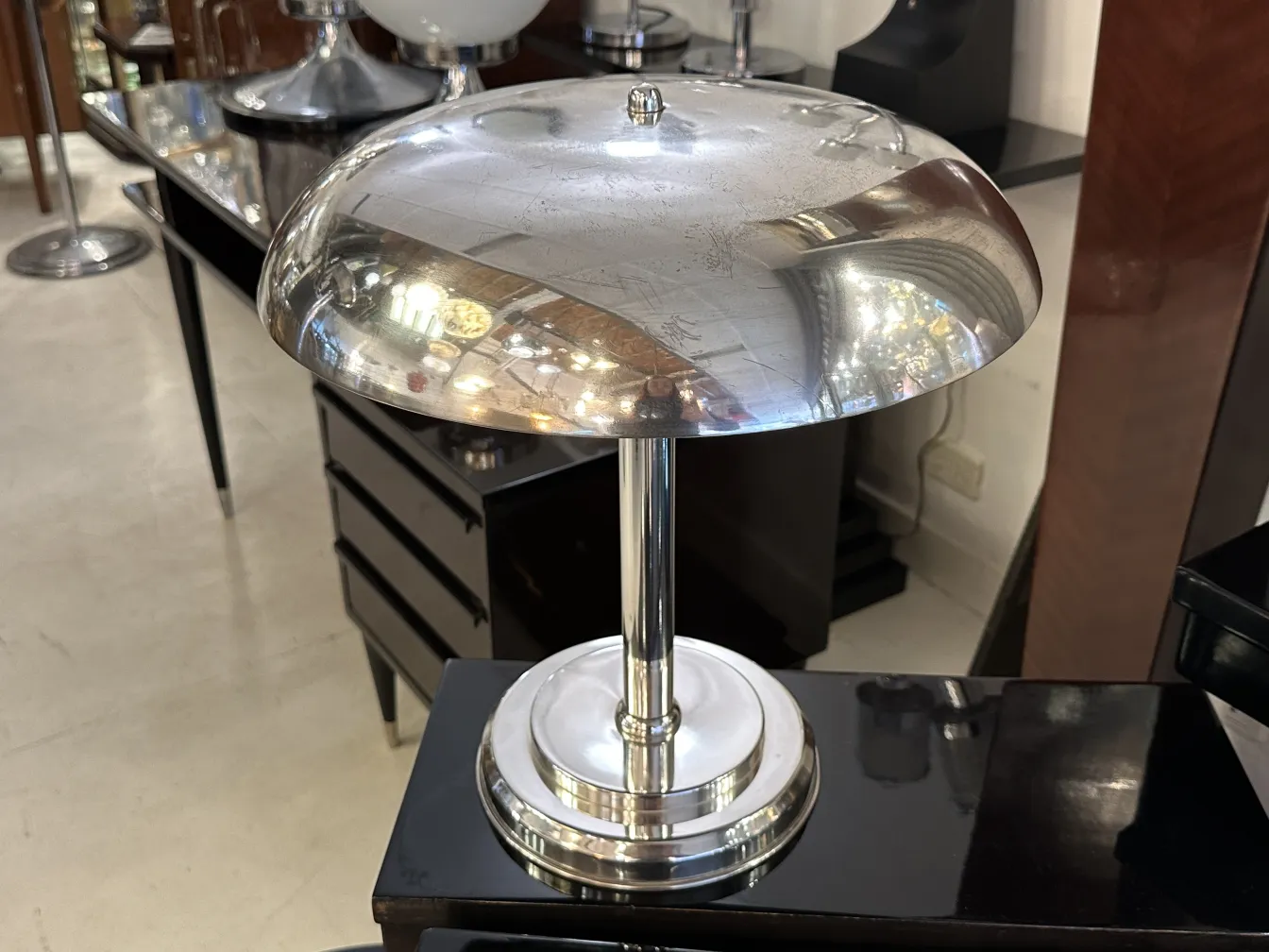 مصباح طاولة قديم لامع على طاولة خشبية