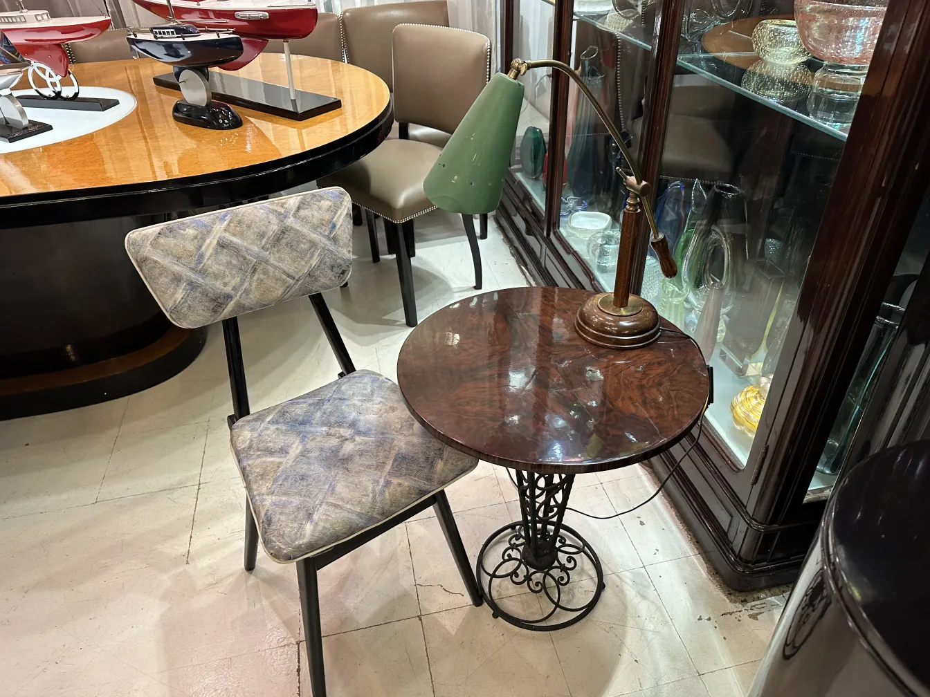 Luminária de mesa antiga com base de bronze em um ambiente elegante.