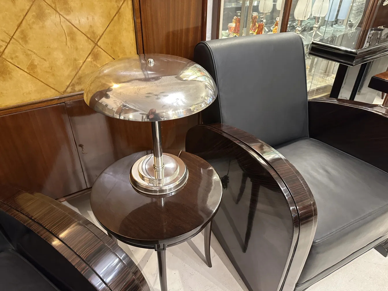 Lampada da tavolo antica con base rotonda su tavolo da caffè