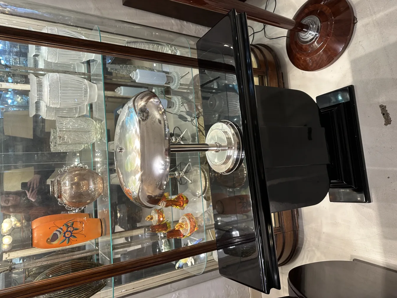 antike tischlampe mit schlanker basis, stilvolle umgebung, vitrine