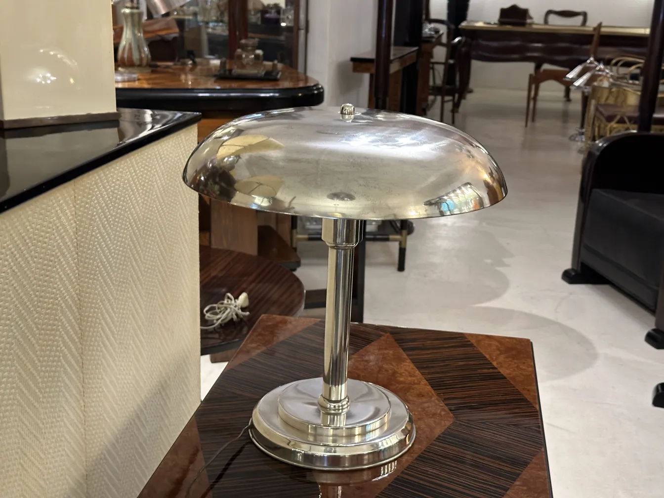 lampada da tavolo antica e brillante in un ambiente elegante