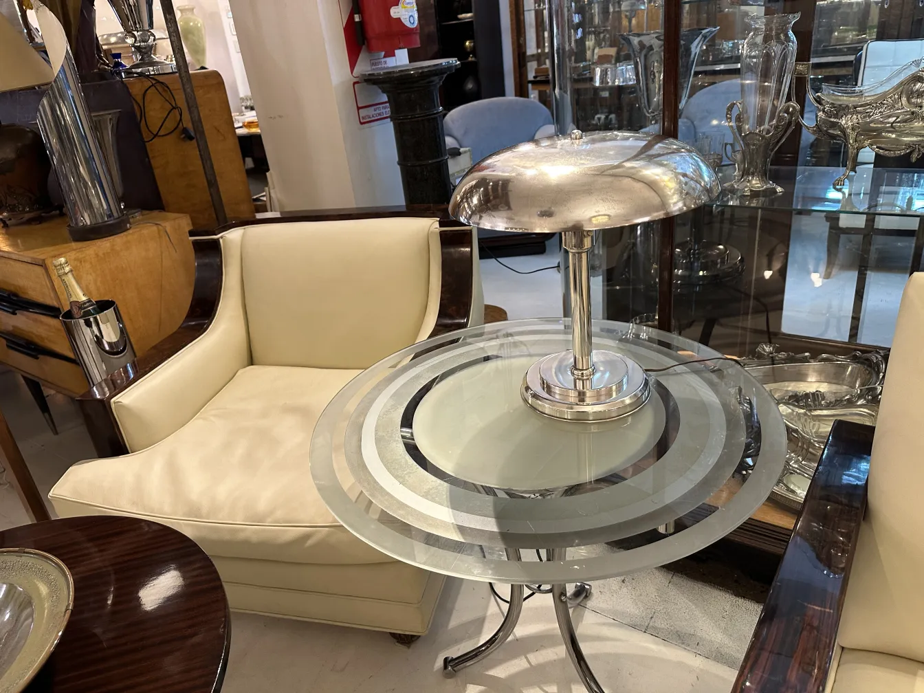 lampada da tavolo antica con base lucida in un ambiente elegante