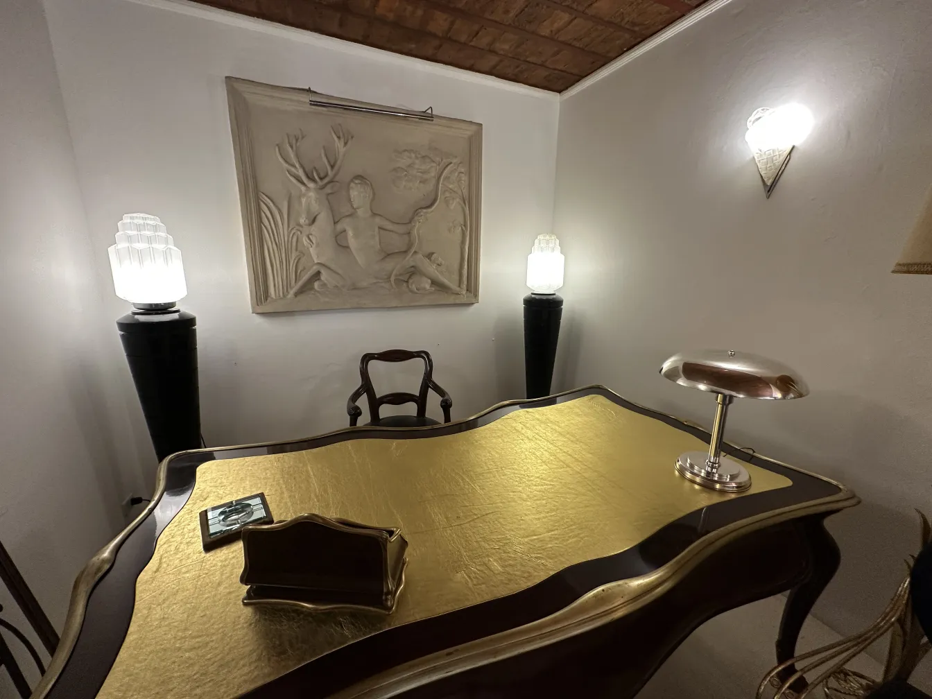 Luminária de mesa antiga com design elegante em ambiente aconchegante.