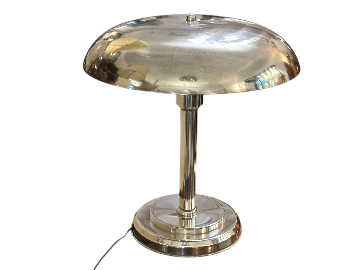 lampada da tavolo antica con base rotonda e design classico, ambiente ben illuminato