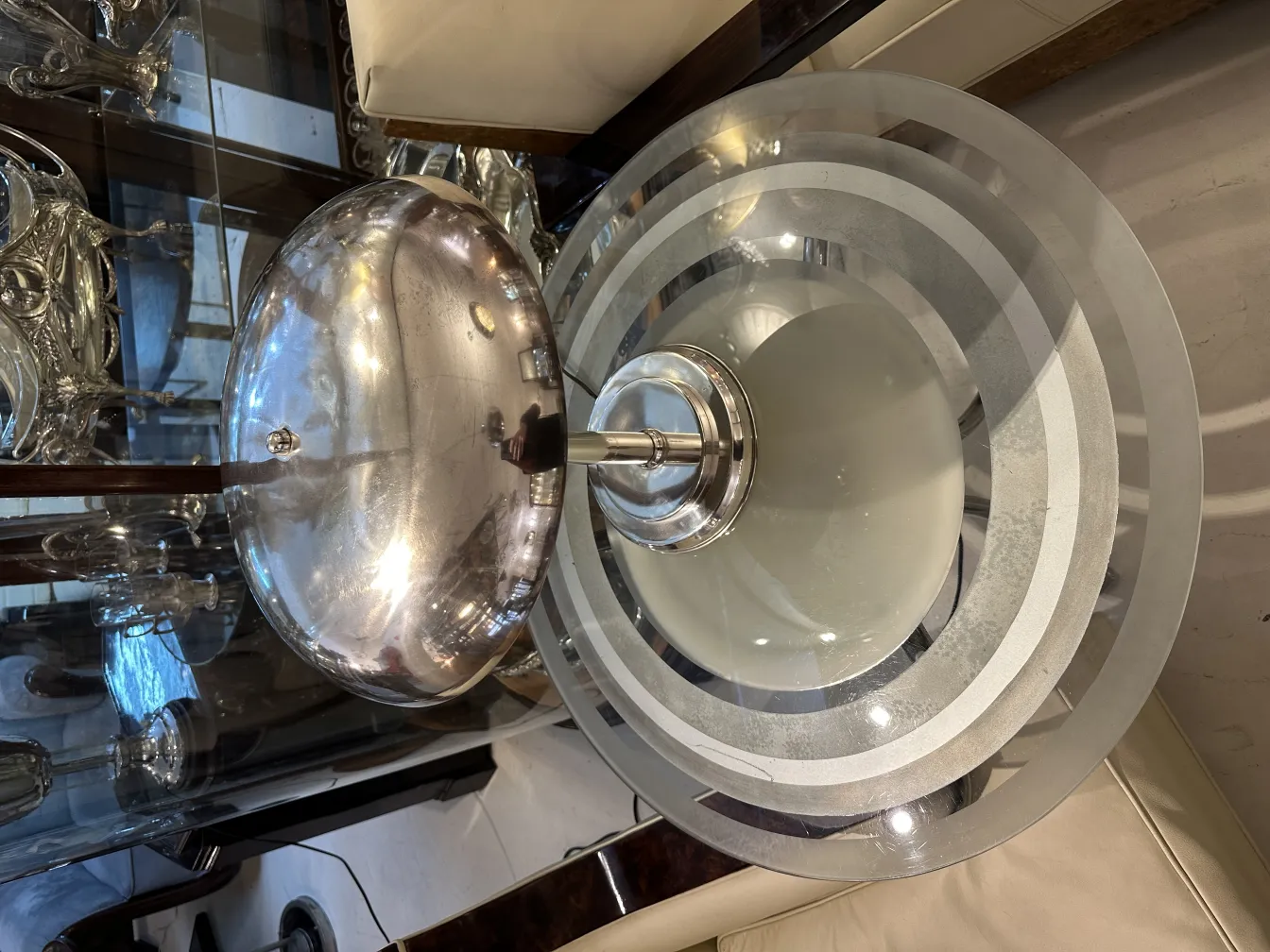 lampada da tavolo antica con design semplice ed elegante, circondata da oggetti decorativi