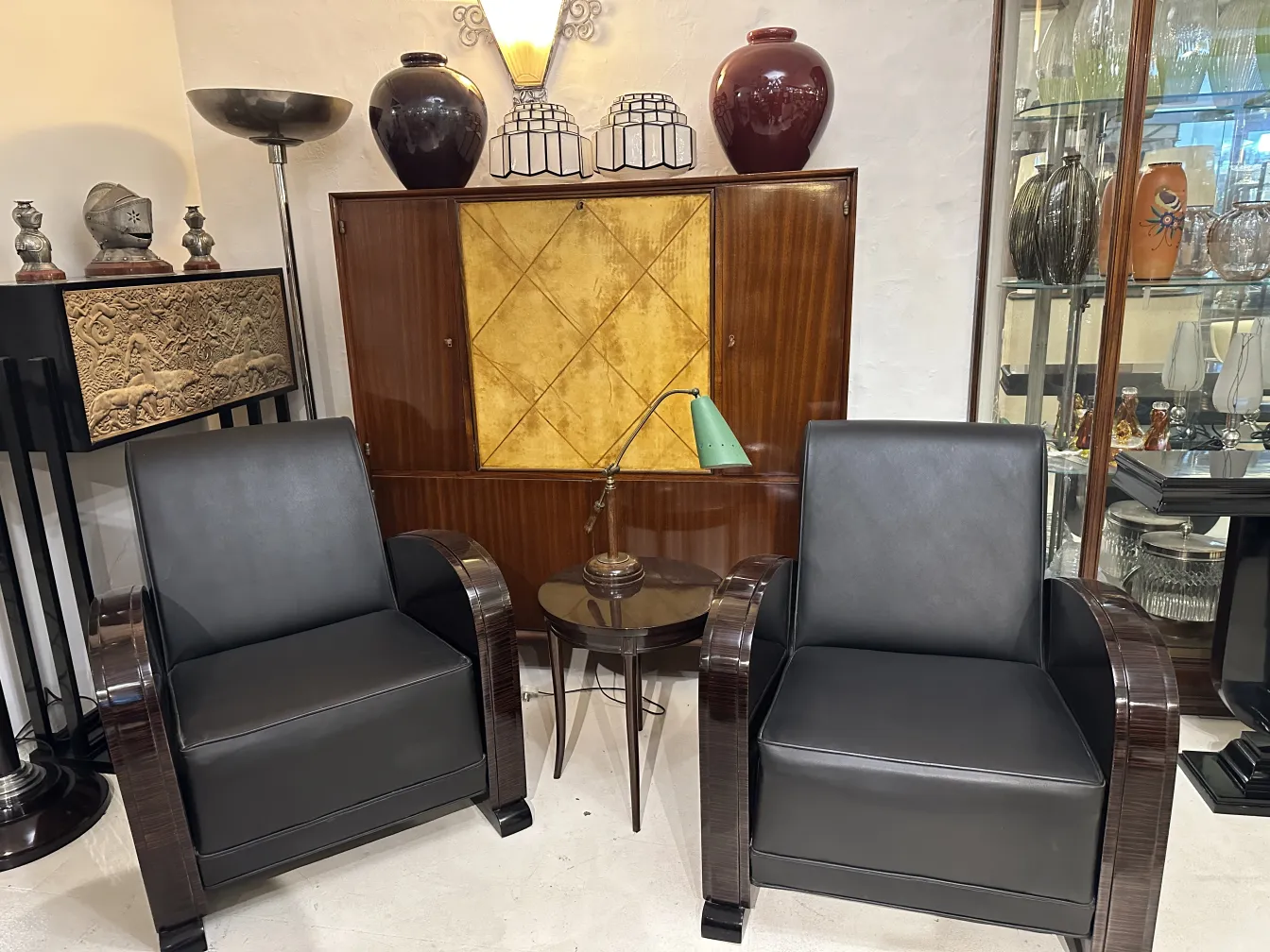 lampe de bureau ancienne verte dans une pièce avec fauteuils