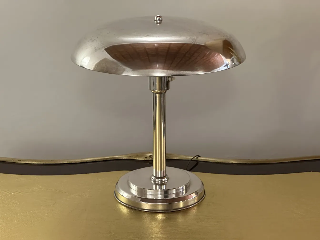 antike Tischlampe mit glänzender Oberfläche