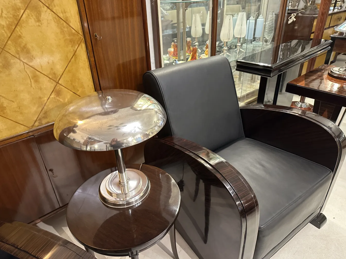 antiga luminária de mesa com base brilhante em ambiente clássico