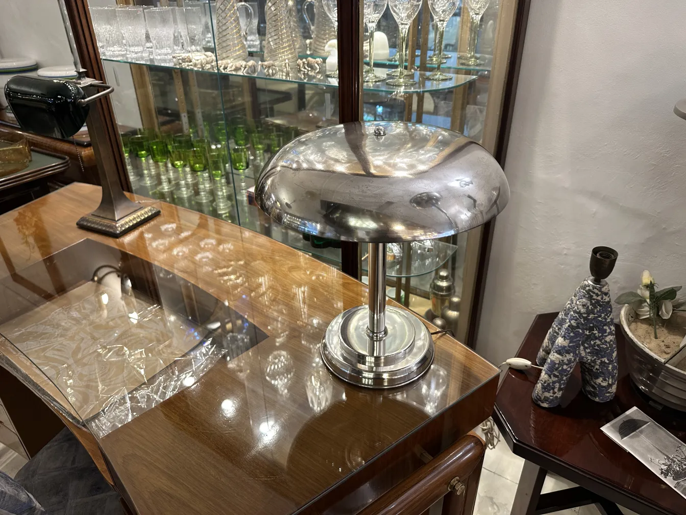 Lampada da tavolo antica con finitura lucida su una scrivania elegante