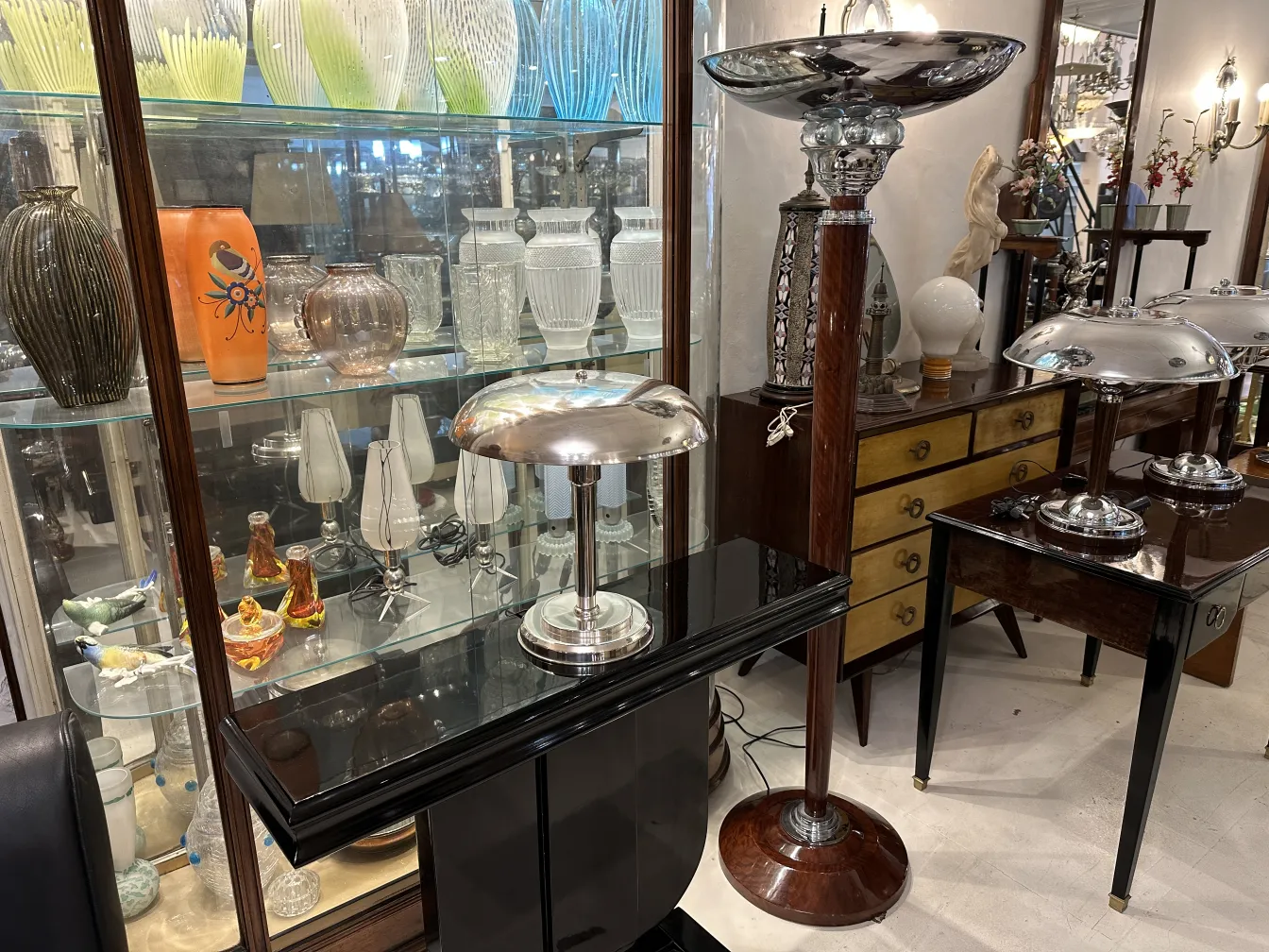 luminária de mesa antiga com base brilhante e cúpula elegante, em um ambiente de coleção clássica