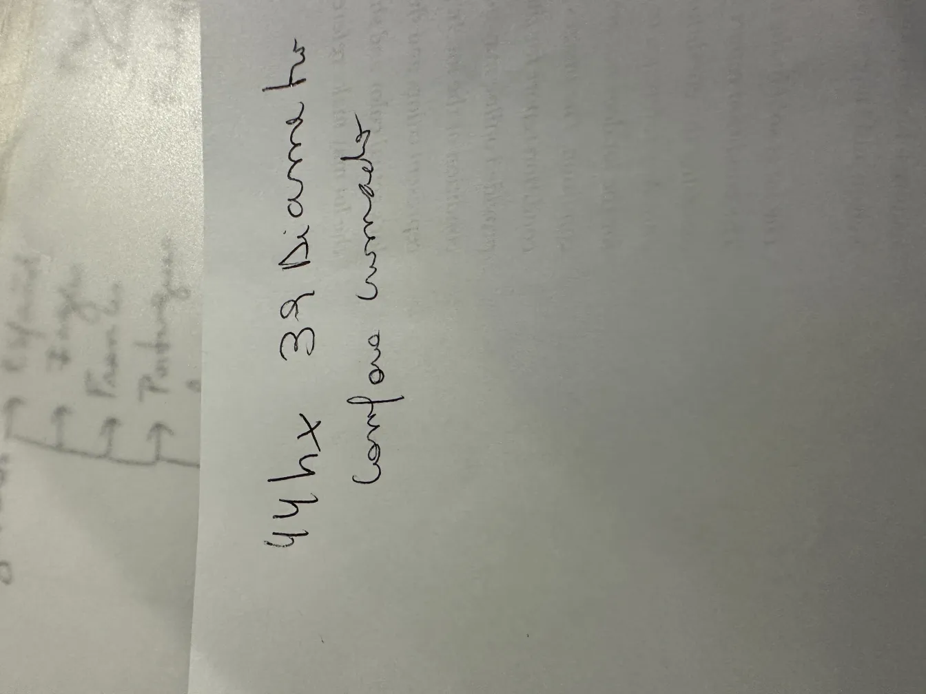 lampe de bureau ancienne avec des finitions élégantes créant une atmosphère chaleureuse