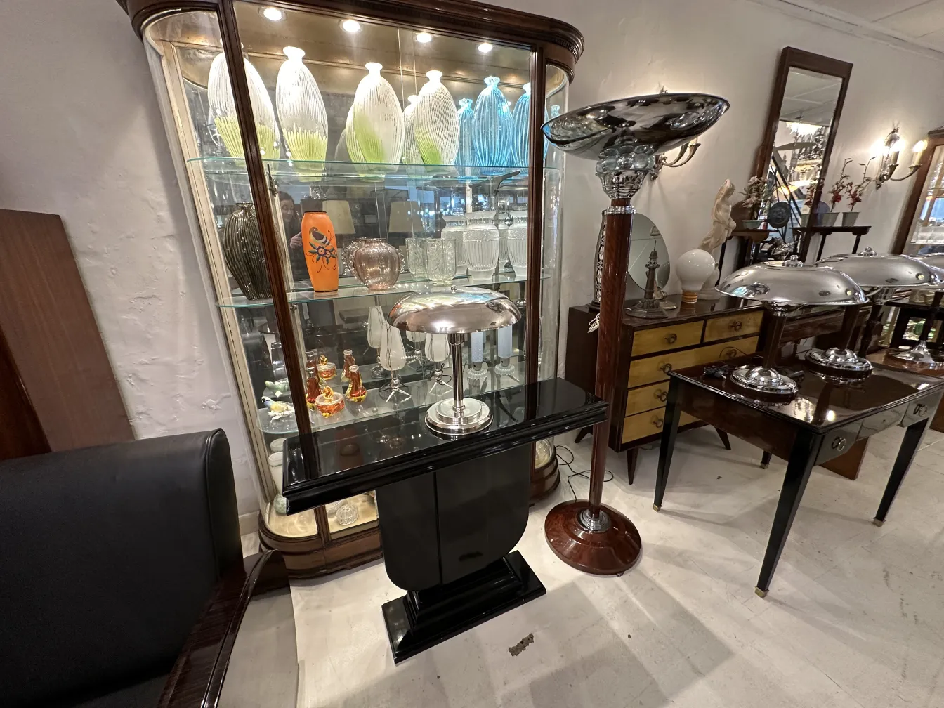 lampe de bureau ancienne avec une base noire et argentée, intégrée dans un décor classique